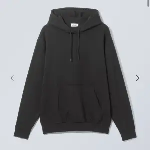 Svart oversized hoodie ifrån weekday i storlek S. Är stor i storleken så passar även M/L Den är i nytt skick . 