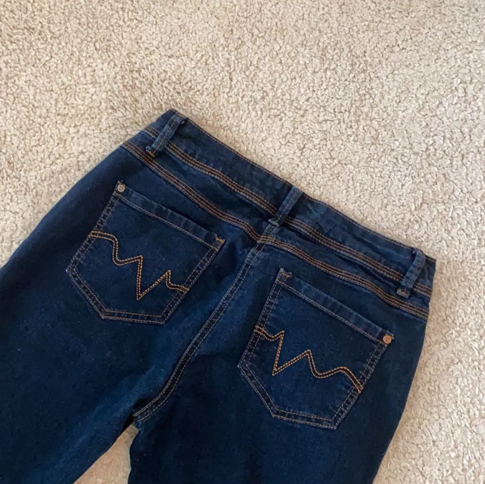 Lågmidjade bootcut jeans!! Innerbenslängd: 75. Midjemått tvärs över: 35💘 ( jag bär vanligtvis storlek S/34 och är 165 cm) föreslå gärna pris!. Jeans & Byxor.