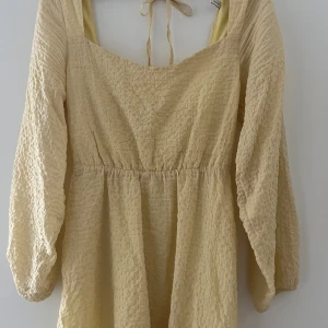 Gul klänning - Jättegullig klänning från Nelly! Använd 2 gånger. Ser inte lika smutsigt gul ut som på bilden i verkligheten. 