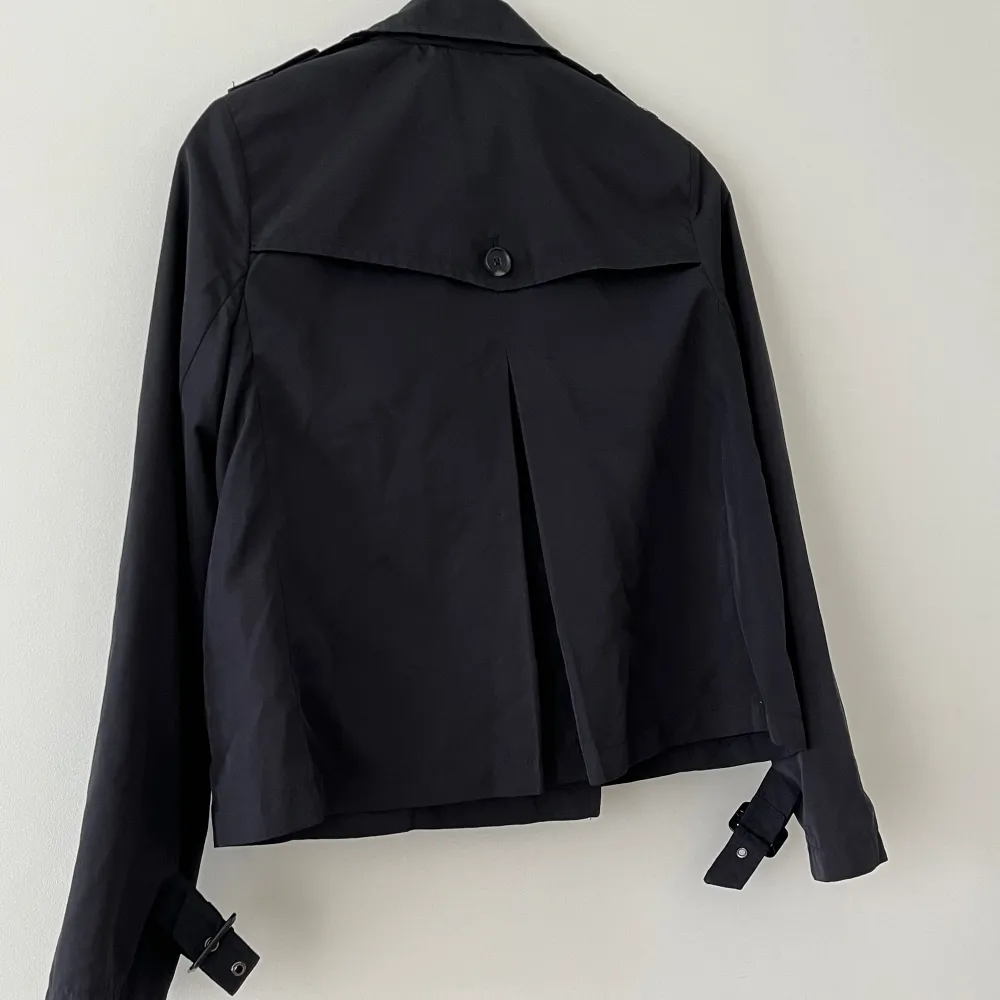 En kort trenchcoat i mörkblått från zara. Strl xs En knapp saknas på ena sidan, men under kragen så syns inte.. Takit.