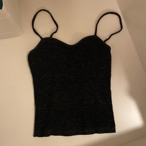 Glittrig topp - Jätte söt glittrig topp från hm!🙌❤️ perfekt för nyår eller som festtopp🙌