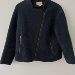 Mohair jacka  - En blå kort jacka i mohair och ull från h&m
