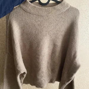 Stickad crop tröja - Från NA-KD, helt oanvänd, är i nyskick.