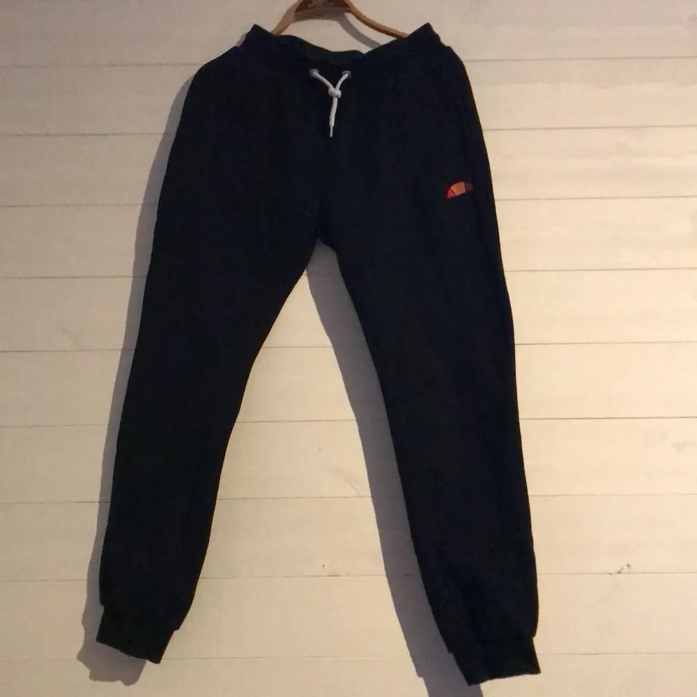 Mjukisbyxor Ellesse Junior Färg: Svarta Storlek: 158/164 Bra skick. Jeans & Byxor.