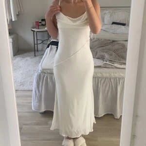 Vit somrig klänning  - Skitsnygg klänning inför sommaren t tex midsommar! Köpt för 500 men har aldrig använt den då den var för stor! Från gina tricot