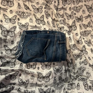 Jeans shorts - Ett par egen klippta shorts Ganska använda priset kan diskuteras  Köpare står för frakt💗