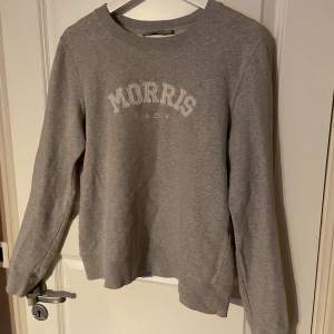 Säljer min Morris tröja då den aldrig kommer till användning, fint skick och jätte skön och tunn🫶🏼 Storlek M, skriv för mer information💓(likadan som den marinblå fast i grått)