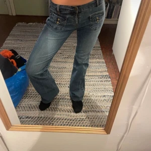 Lowwaist bootcut jeans - Coola jeans utan bakfickor