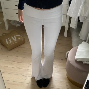 Vit yoga pants  - Vita yoga pants från Bershka, storlek S tror jag men är stretchiga, har klippt bort lappen bak för den skavde, använda typ tre gånger och är som nya🤩 Jag är 178cm lång