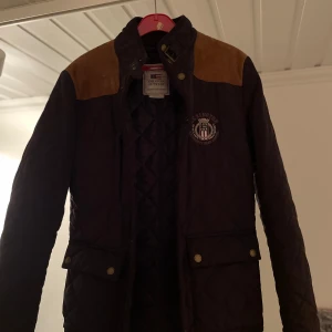 Jacka  - Shysst vår jacka från lexington helt ny stick, storlek S.