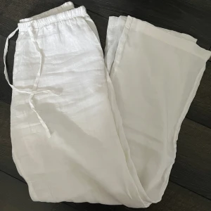 Vita linnebyxor  - Från H&M. Aldrig använda. Sitter som storlek S. 