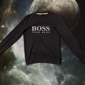 Hugo boss tröja - En Hugo Boss tröja som jag sluta använda för att den är lite för liten för mig nu. Den har inga problem alls, inga skador eller fläckar.  Skriv för fler bilder🤙🏽