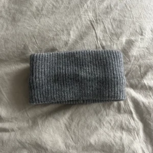Stickad pannband  - Grå stickad pannband från Brandy Melville, köpt för ett par år sen men knappast använd.