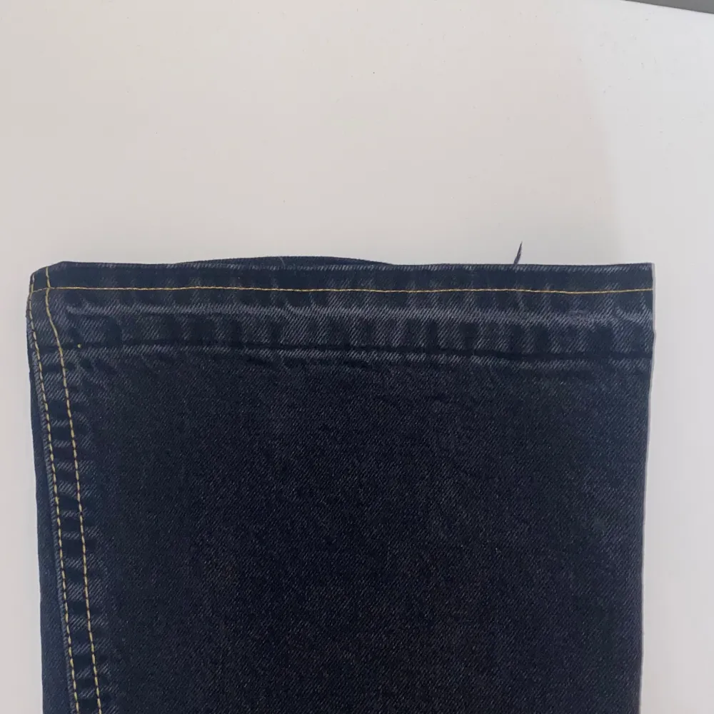 Säljer dessa lågmidjade jeans från levis då de inte kommit till användning❤️Lite korta på mig därav nerlaggda, men inget som syns! Nypris 1400:- Köpta i w29 då de var små i storlek, sitter som w28❤️skriv vid frågor! pris kan diskuteras vid snabb affär❤️. Jeans & Byxor.