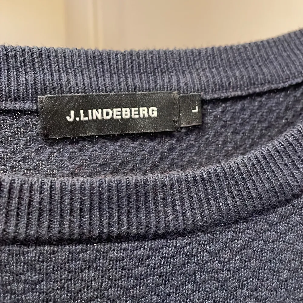 En tunn mörkblå bomullströja från J.Lindeberg i bra skick!  Stl L, men den är liten i storleken   . Tröjor & Koftor.
