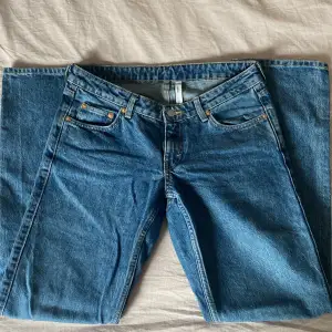 Nästan oanvända jeans från WEEKDAY. Lågmidjade och perfekt längd för mig som är 168. 