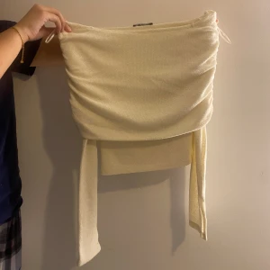 Offshoulder topp - Offshoulder topp från Gina, super fin passform super fin färg bara lite för liten för mig. Storleken är liten, den är i S men skulle säga att den passar mer xxs/xs.