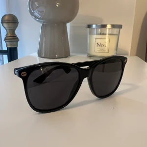 Gucci solglasögon  - Säljer dessa äkta Gucci solglasögon i nyskick.  Modellen är ”GG 0024/s” och kostar 1700kr. 