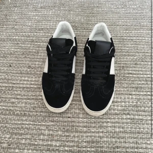 Valentino flycrew  - Valentino flycrew storlek 35,5 (passar strl 36) Bra skick, 1 nit fattas. Endast valentino skopåse medkommer, hör av dig vid frågor eller för fler bilder! 