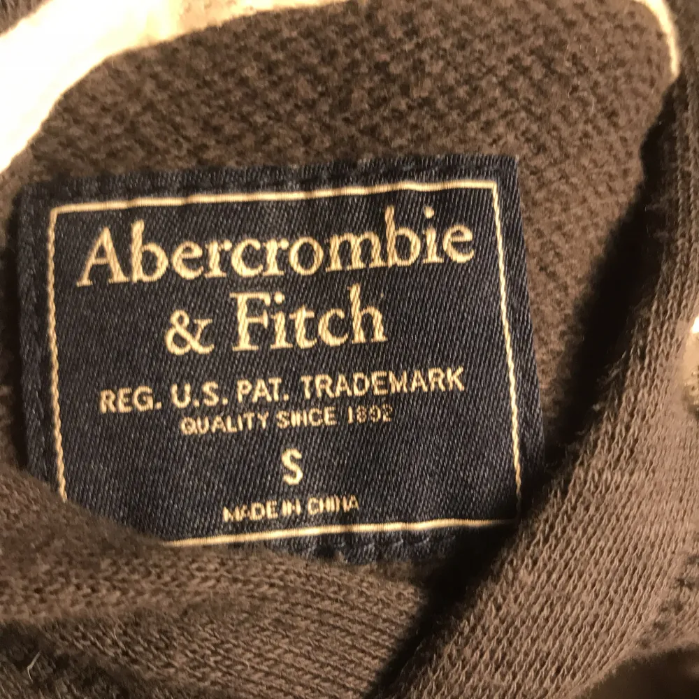 Säljer min abricombe fitch hoodie pga kom aldrig till användning!. Hoodies.