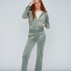 JUICY COUTURE HELA SETTET - Säljer mitt gröna juicy sett då jag inte använder det längre. Det är i bra skick och inte använd så många gånger. Båda är i Xs och säljer hela settet för 800kr. Pris kan även diskuteras vid snabba köp självklart❤️ skriv privat för flera bilder!