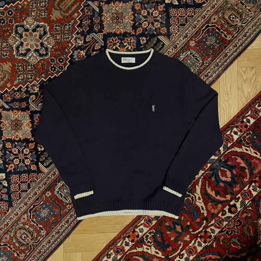 En mycket fin Yves Saint Laurent mörkblå stickad tröja i toppskick. Säljes pga garderobsrensning. Önskat pris: 3000 kr. Nypris: 14000 kr.. Stickat.