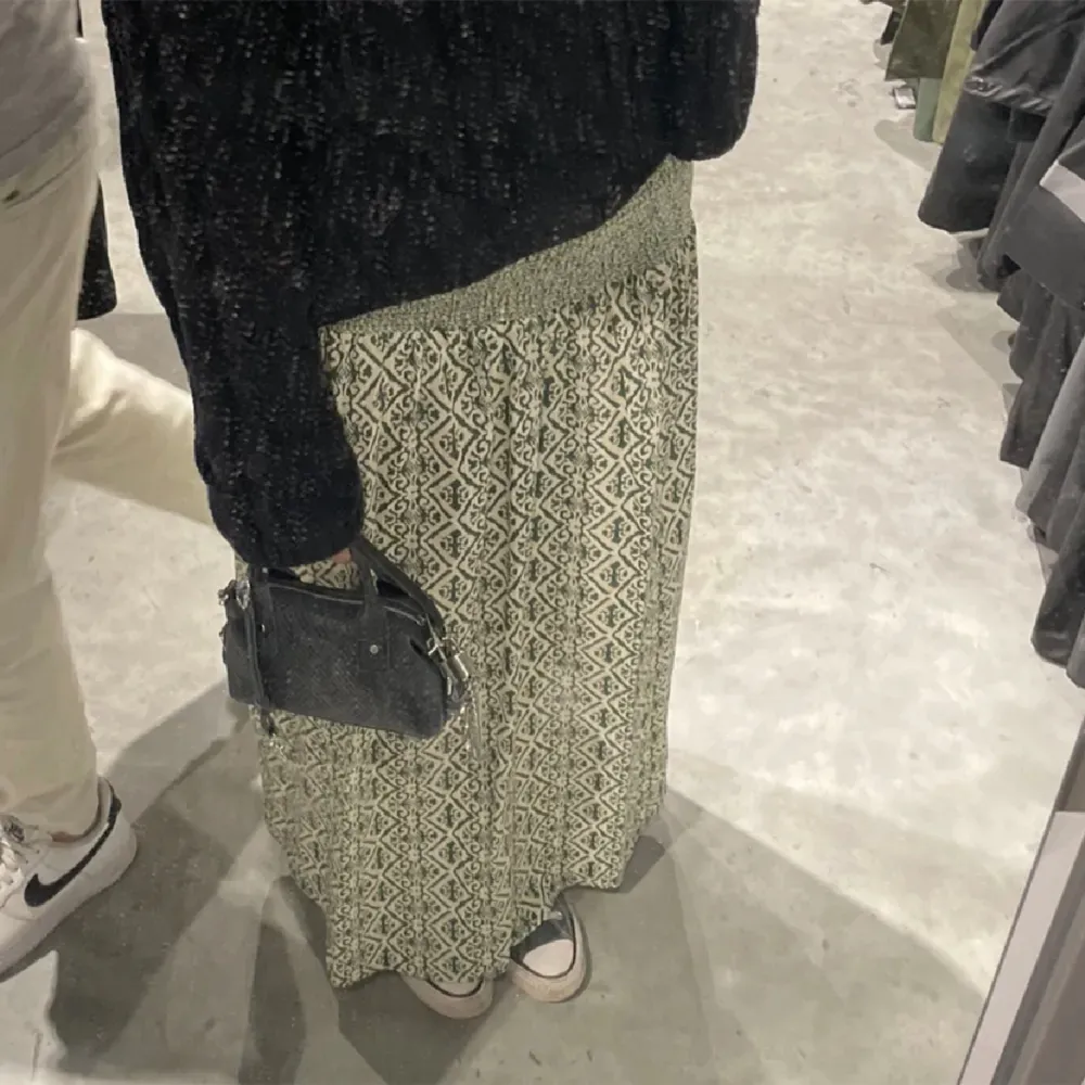 Säljer denna gröna långkjol från Zara som inte längre finns att köpa! Använd en gång. Lånade bilder.. Kjolar.