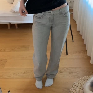 Gråa jeans straight leg - Superfina raka gråa jeans från Ginatricot som är slutsålda! Storlek 36, jag är 169 🩶