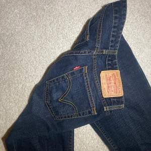 Lågmidjade Levis jeans som jag köpte secondhand, använda men i fint skick💘 dom passar bra på mig i längden (jag är 170cm)