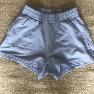 Blås mjukisshorts - Ett par ljusblåa mjukisshorts i storlek S, säljer för att de inte är i rätt storlek längre