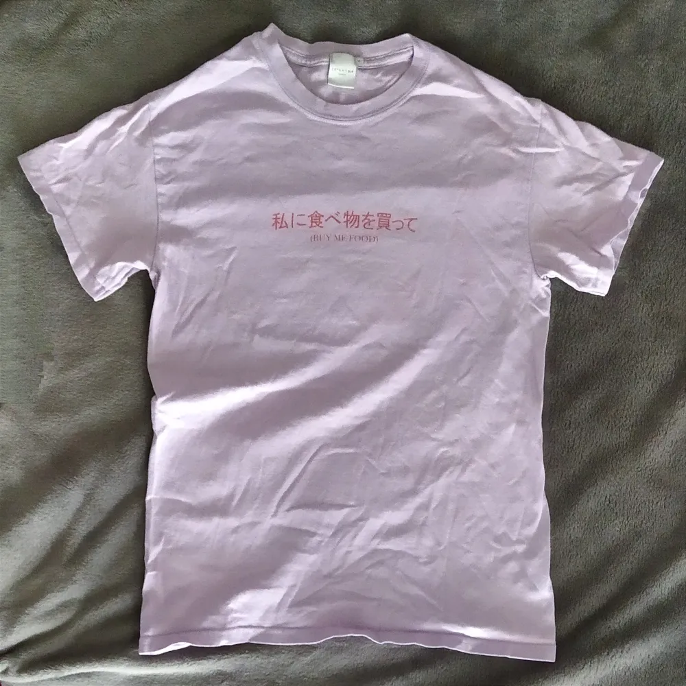 T-shirt med japansk text på. . T-shirts.