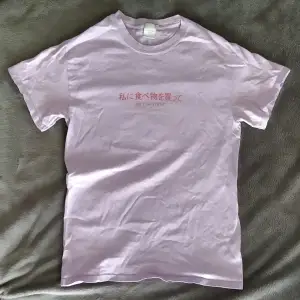 T-shirt med japansk text på. 