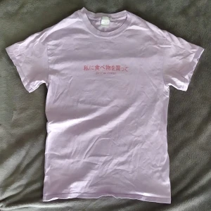 Tshirt - T-shirt med japansk text på. 