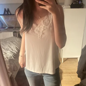 Vitt spetslinne - Gulligt spetslinne från new yorker