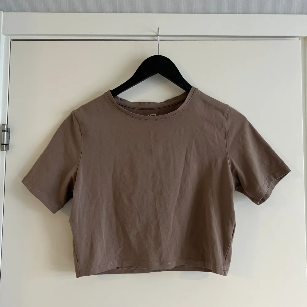Croppad brun t-shirt från Lager 157. Toppar.