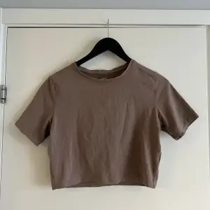 Croppad brun t-shirt från Lager 157