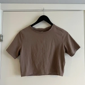 Crop top  - Croppad brun t-shirt från Lager 157