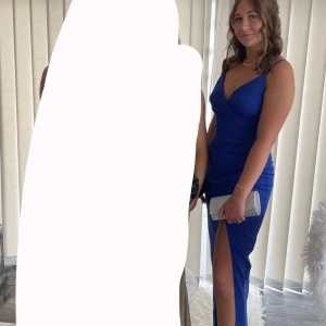 Balklänning  - En sjukt fin balklänning som endast är använd 1 kväll. Den är i storlek s/m  Fler bilder kan självklart fixas privat om det skulle viljas🤍🤍