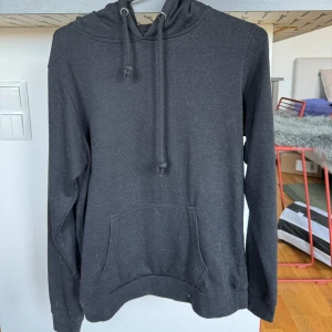 Svart hoodie - Simpel svart hoodie i tunt material. Gott skick!   Katt finns i hemmet. 