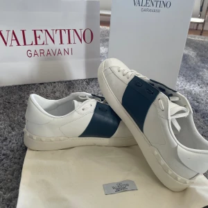 Valentino Open - Detta är ett par Valentino open som har andvänds 3 gånger där det var för stora. Därför säljer jag de nu till ett billigt pris för vill bli av med dem. 9,5/10 shick. Osäker på äkthet men flera polare har godkänt det som är intresserade av skor. 