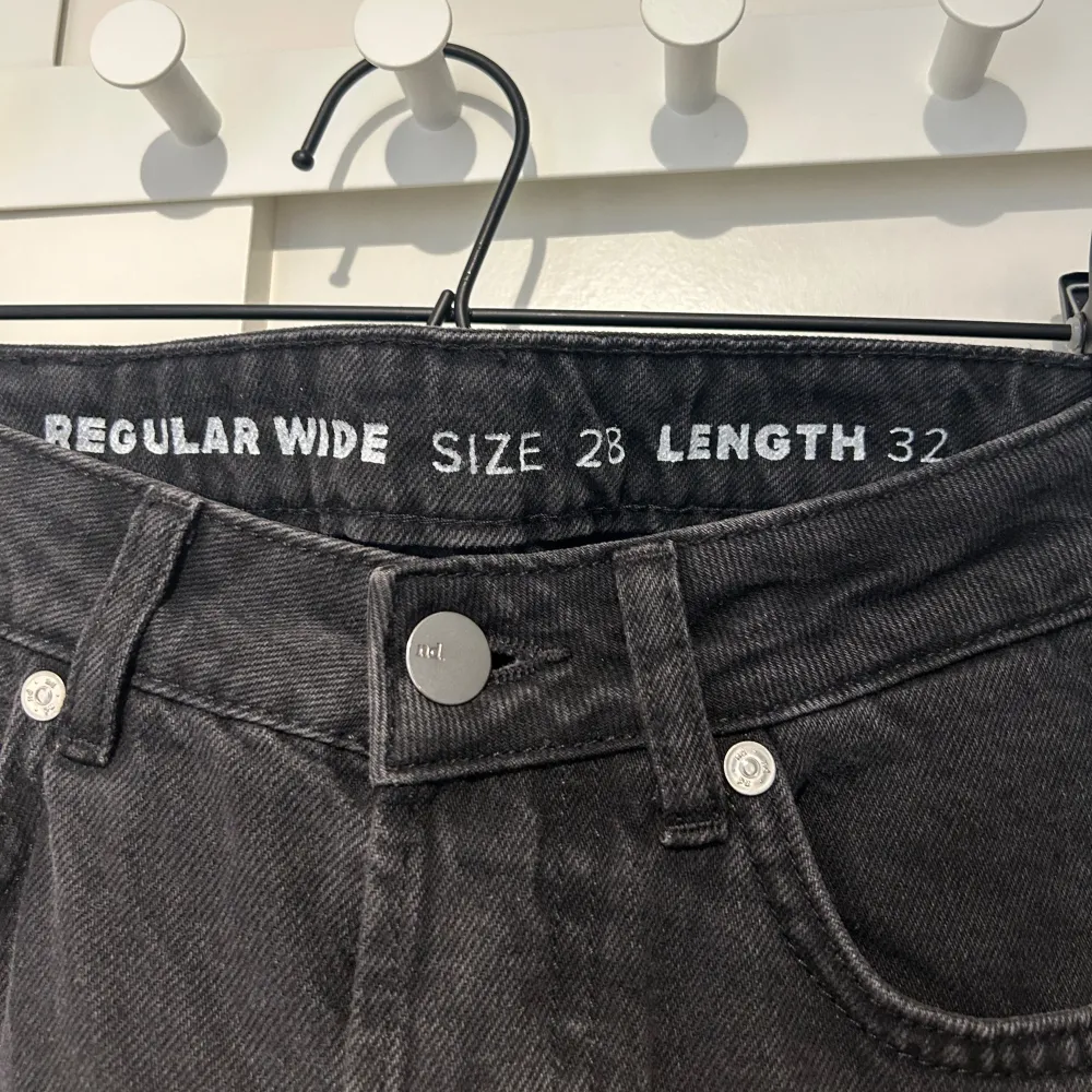Jeans ifrån BikBok💓modell - JP REGULAR WIDE 980/’21-03💓de är endast testade💓kom privat för fler bilder eller om du har några frågor💓priset kan diskuteras💓. Jeans & Byxor.