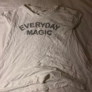 Vitt T-shirt  - 140 cm   Använt lite men syns inte så mycket på användning  Köparen står för frakten 