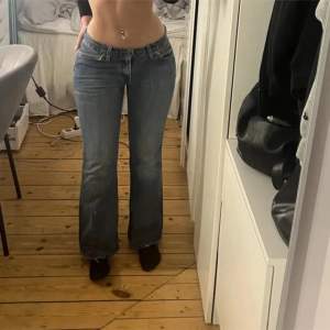 Lågmidjade utsvängda jeans från Levis. Modellen är 529 och storlek är W29L32.