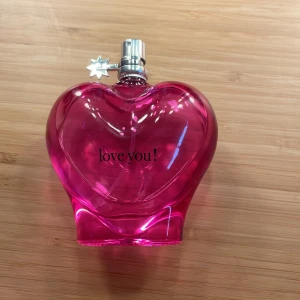 Parfym💗 -  Luktar jättegott, luktar lite somrigt å roser, säger för jag behöver bli av med parfymer. Använt cirka 4-5❤️💗