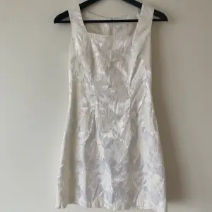 Superfin vintage klänning i silkesliknande material med spetsmönster. Perfekt för en unik klänning till studenten. Finns ingen storlek men skulle säga s. Aldrig använd av mig