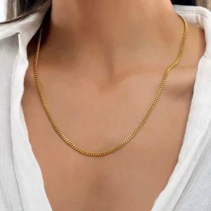 Kedja i 18k guldplätering - Pansarlänk i rostfritt stål med guldplätering i 18k guld. Kedjan är 4 mm bred och 50 cm lång. Oanvänd och i perfekt skick.  Se även mina övriga annonser. Jag samfraktar självklart.