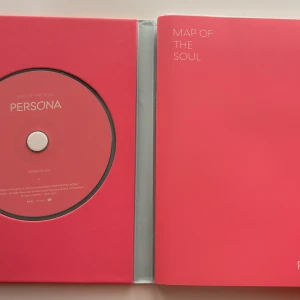 BTS ALBUM - Map of the soul: Persona Version 3  - Autentisk BTS album från 2019! I bra skick, endast förvarat den på en hylla och inte öppnat innehållet! Den kommer med CD, photocards (+ 2 extra photocards!), poster, bildalbum, låttext på varje låt i albumet. Innehåller även en signerat kort av RM! 