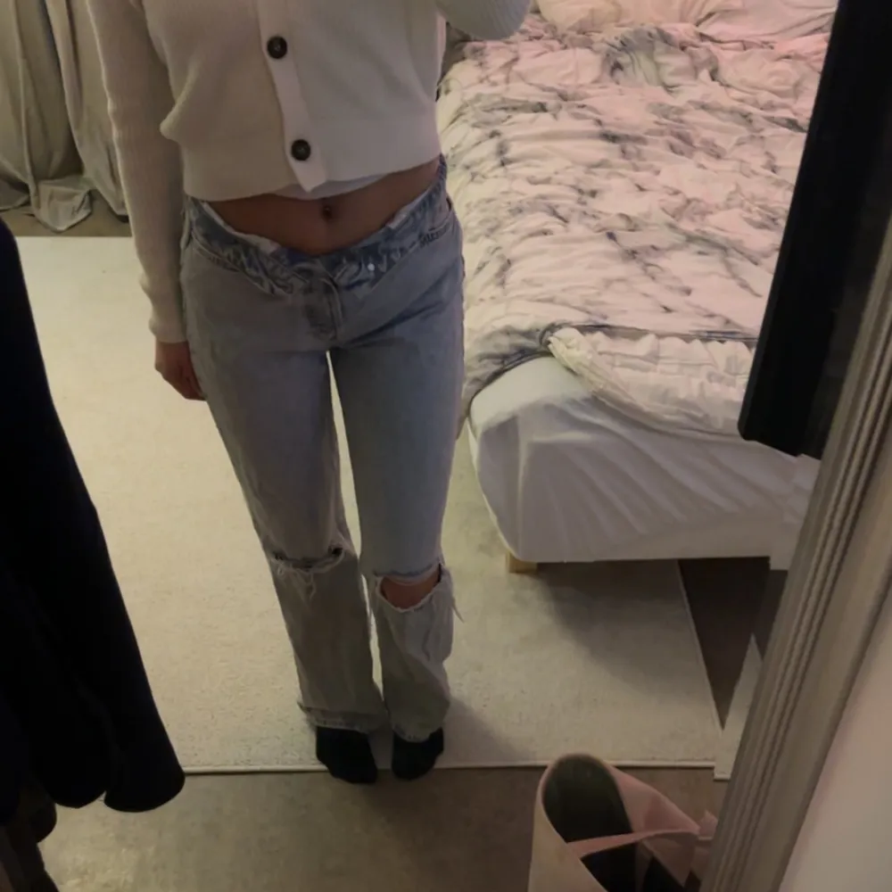 Fina ljus blåa jeans ifrån BikBok,går enda ner till foten på mig som är 172. Helt oanvända🤍. Jeans & Byxor.