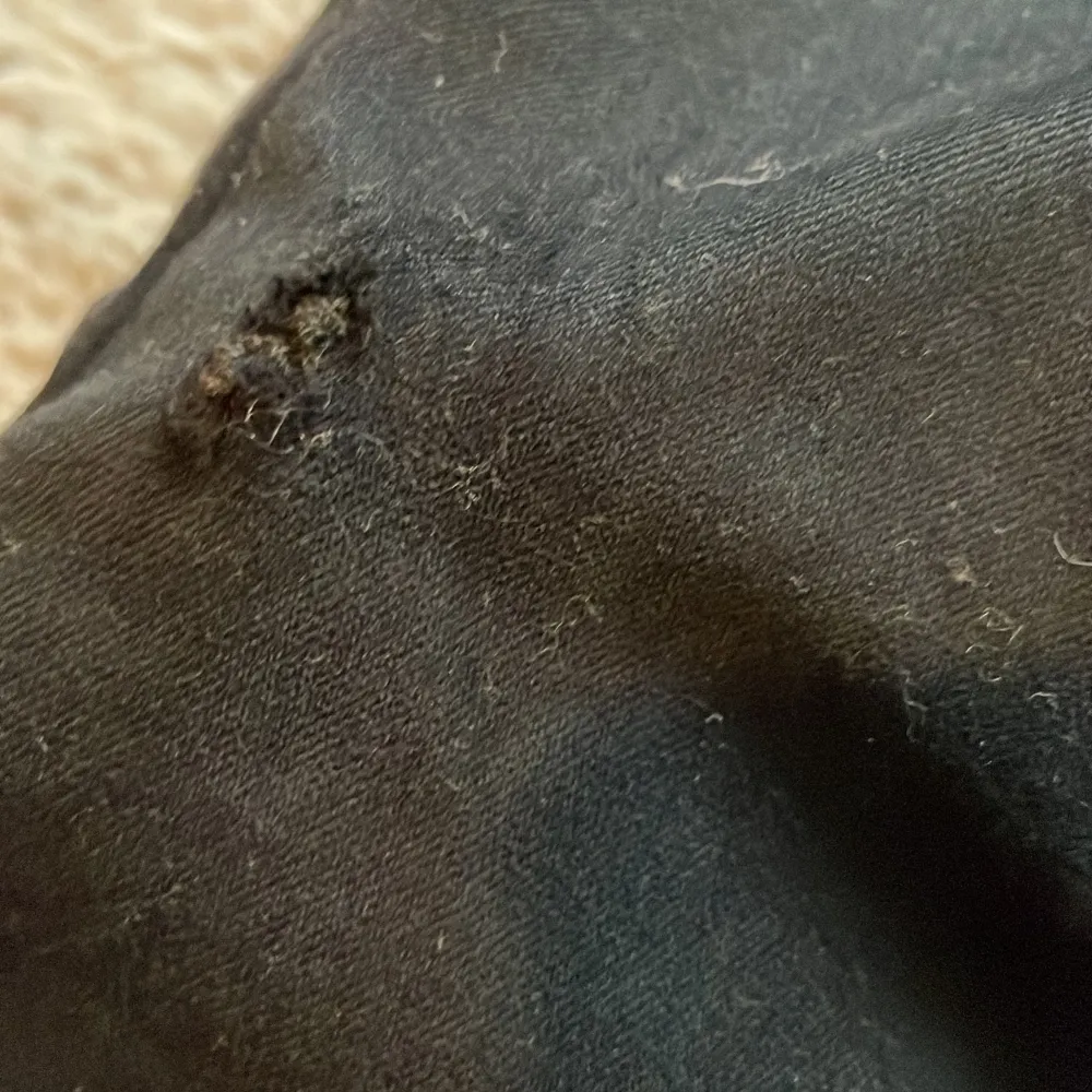 Svarta jeans från Lindex i st 128 i fint sick men fins dock ett litet håll på knät. Jeans & Byxor.