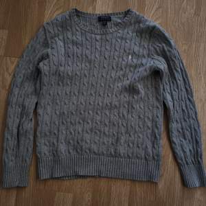 En fin stickad Ralph Lauren tröja inköpt från Zalando. Storleken är XL barnstorlek, passar 170 - 175. Nypris 1495 kr. Mitt pris 400 kr.